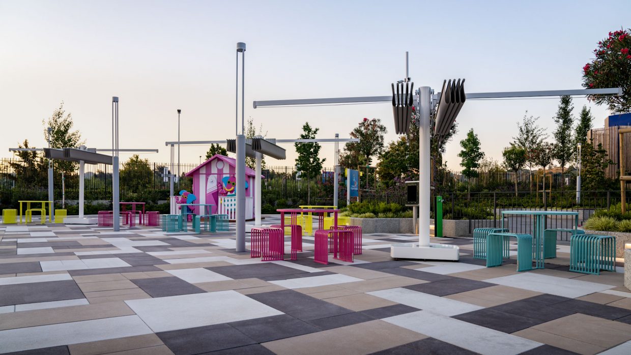SERRAVALLE OUTLET: Arredare gli spazi esterni di un centro commerciale. Urbantime by Diemmebi