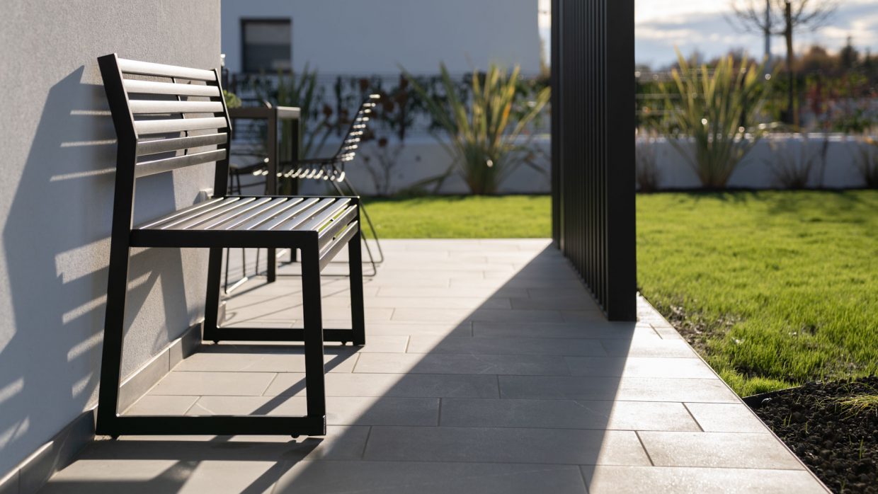 The outdoor porch of a private villa in Sacile Urbantime by Diemmebi